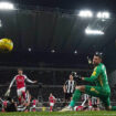 Newcastle-Arsenal (2-0) : la vidéo du but gag qui offre aux Magpies une place en finale de Coupe de la Ligue