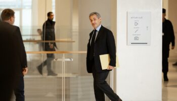 Nicolas Sarkozy s’est fait poser le bracelet électronique auquel il a été condamné dans l’affaire des écoutes, une première pour un ex-président