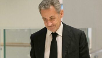 Nicolas Sarkozy s'est vu poser son bracelet électronique, une première pour un ex-président