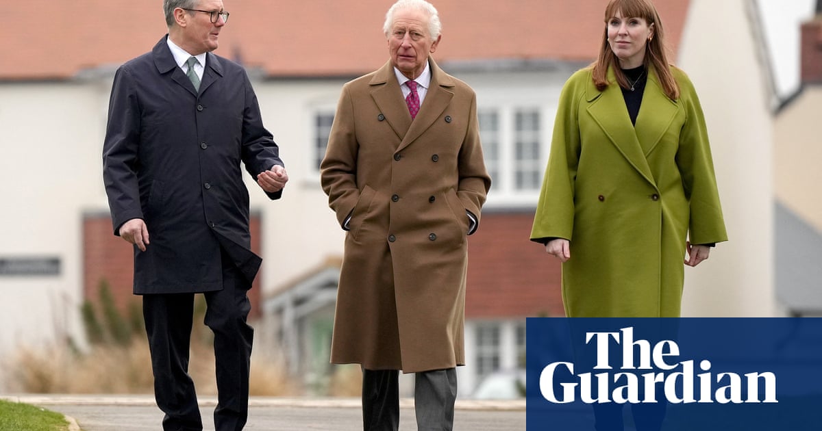 No 10 denies dragging king into politics after visit to Cornwall with Starmer