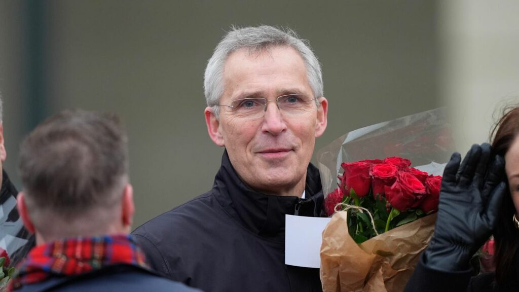 Jens Stoltenberg mit einem Bouquet roter Rosen