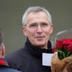 Jens Stoltenberg mit einem Bouquet roter Rosen