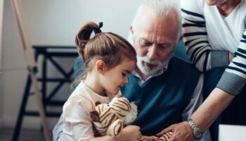 «On marche sur la tête» : ces grands-parents désarçonnés par l’éducation moderne de leurs enfants