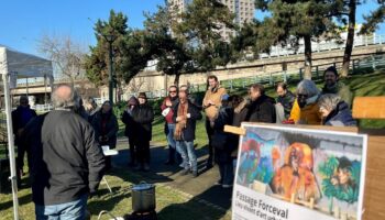 Paris : les riverains du square Forceval fêtent l’enterrement du crématorium