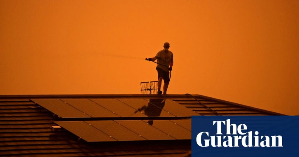 People with insufficient home insurance more likely to risk their lives in bushfires, experts say