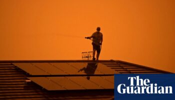 People with insufficient home insurance more likely to risk their lives in bushfires, experts say