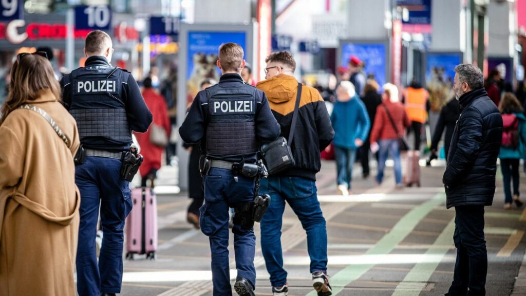 Wo viele Menschen aufeinandertreffen, können Konflikte entstehen - wie im öffentlichen Verkehr. (Symbolfoto). Foto: Christoph Sc