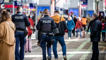 Wo viele Menschen aufeinandertreffen, können Konflikte entstehen - wie im öffentlichen Verkehr. (Symbolfoto). Foto: Christoph Sc