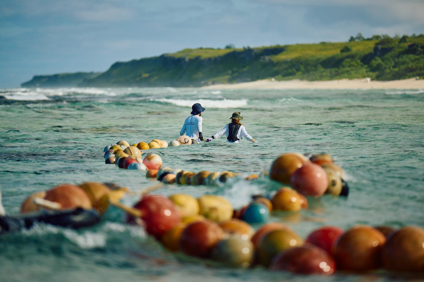 « Plastic Odyssey. Mission Pacifique », sur Canal+ : escale sur l’île Henderson, la plus polluée aux plastiques au monde