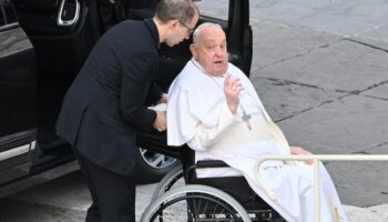 Pope Francis 'seriously worried' in hospital and tying up loose ends as health condition worsens