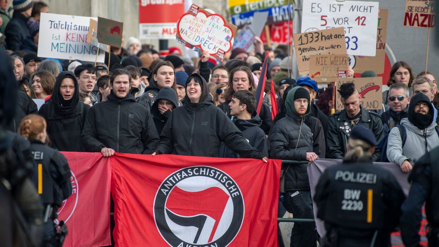 Teilnehmer einer Demonstration protestieren gegen eine Wahlkampfveranstaltung der AfD. Foto: Stefan Puchner/dpa