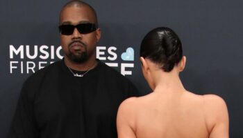 Quién es Bianca Censori, la peculiar novia de Kanye West que fue expulsada de los Grammy por ir desnuda