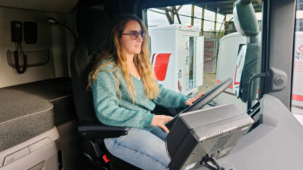 Rencontre avec Charlotte, « l’indomptable » conductrice de poids lourds et future Reine de la route sur 6ter