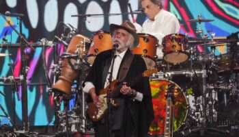 Bobby Weir (vorn) und Mickey Hart von Grateful Dead standen bei der Gala in Los Angeles auf der Bühne. Foto: Chris Pizzello/Invi