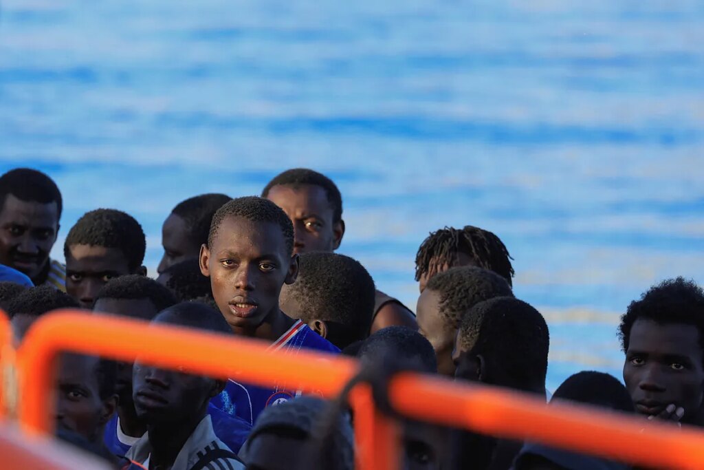 Salvamento Marítimo intercepta en las últimas horas  dos embarcaciones con 124 migrantes próximas a la costa de Gran Canaria