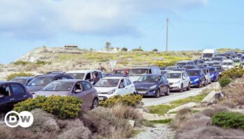 Santorini: Hundreds flee Greek island amid quake warnings