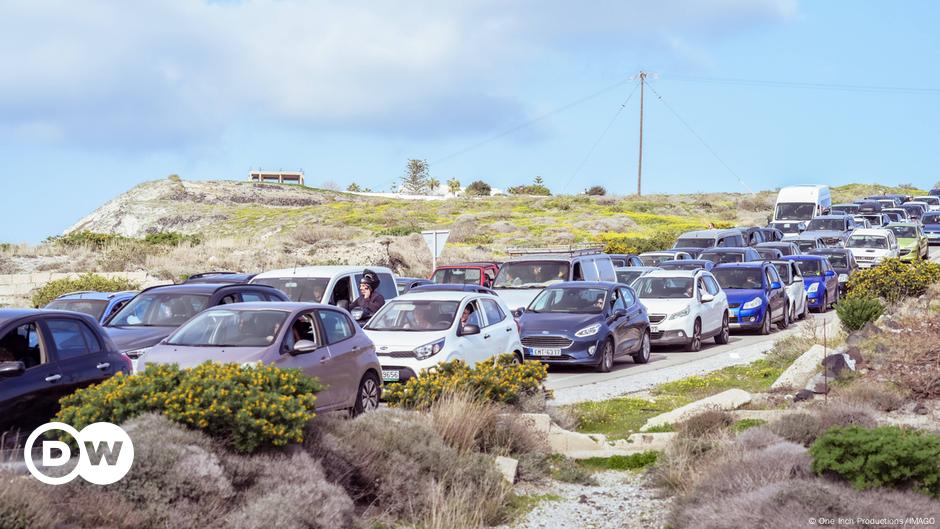 Santorini: Hundreds flee Greek island amid quake warnings