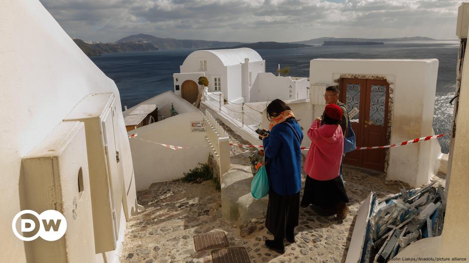 Santorini: State of emergency declared as tremors continue