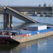 Ein Frachter fährt als erstes Schiff unter der teilweise eingestürzten Carolabrücke hindurch. Foto: Robert Michael/dpa