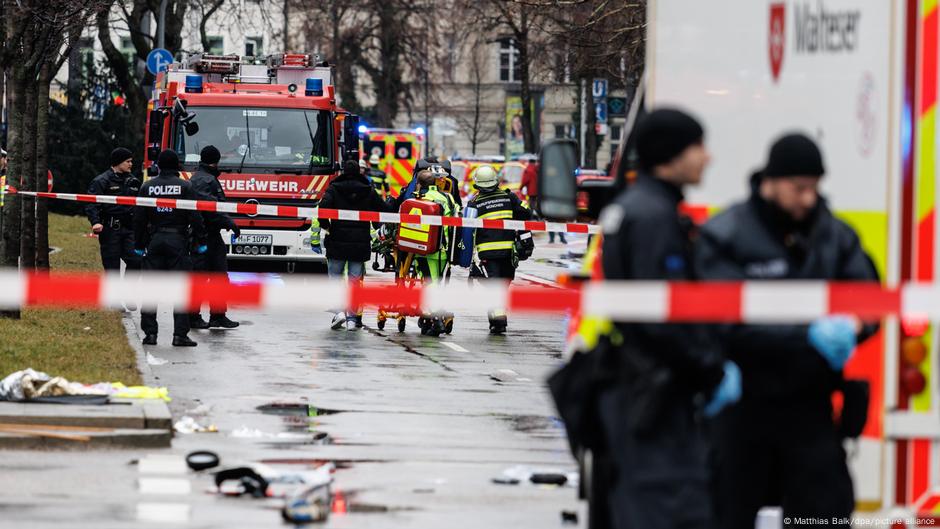 "Schwarzer Tag für München" - Auto rast in Demo