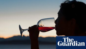 Should alcohol sold in Australia carry cancer warnings?