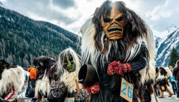 Sorcières, lutteurs et nez noirs : les étranges traditions paysannes du Valais suisse