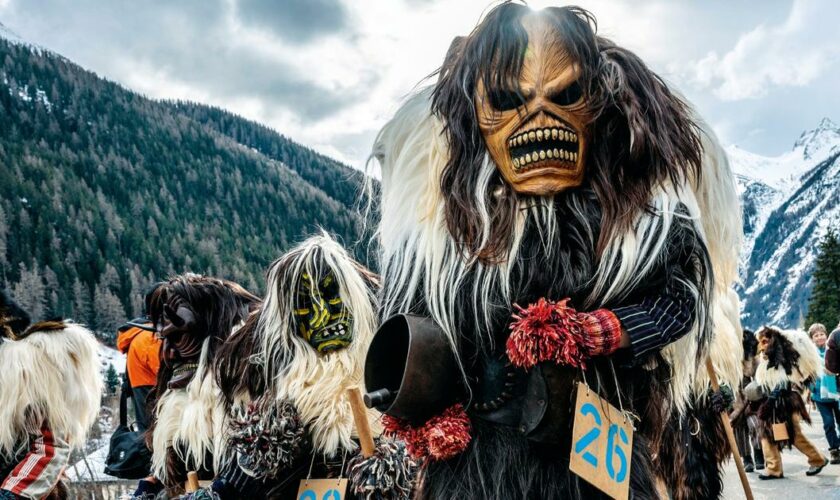 Sorcières, lutteurs et nez noirs : les étranges traditions paysannes du Valais suisse