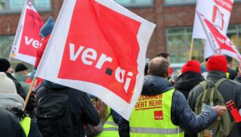 Gewerkschaften rufen zu Warnstreiks auf - der Arbeitgeberverband kritisiert die Arbeitsniederlegungen. Foto: Bodo Marks/dpa