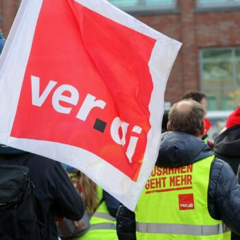 Gewerkschaften rufen zu Warnstreiks auf - der Arbeitgeberverband kritisiert die Arbeitsniederlegungen. Foto: Bodo Marks/dpa