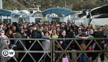 Tausende Menschen fliehen wegen Erdbebenserie von Santorini