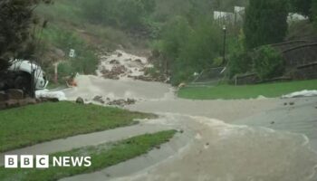 Thousands flee homes as floods hit Australia