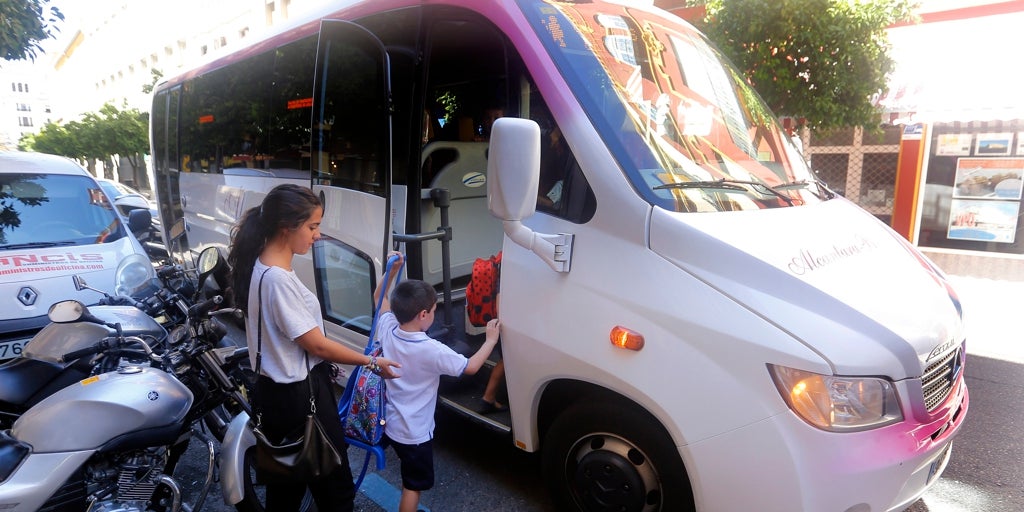 Tráfico denuncia a 300 autobuses escolares al día que no cumplen con la normativa