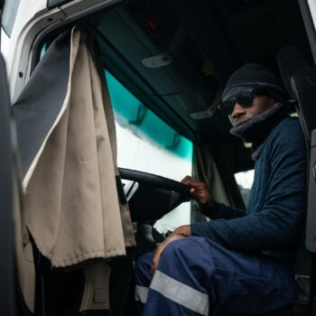 Trois routiers originaires du Zimbabwe victimes de représailles sur des aires des autoroutes françaises, après avoir dénoncé leurs conditions de travail