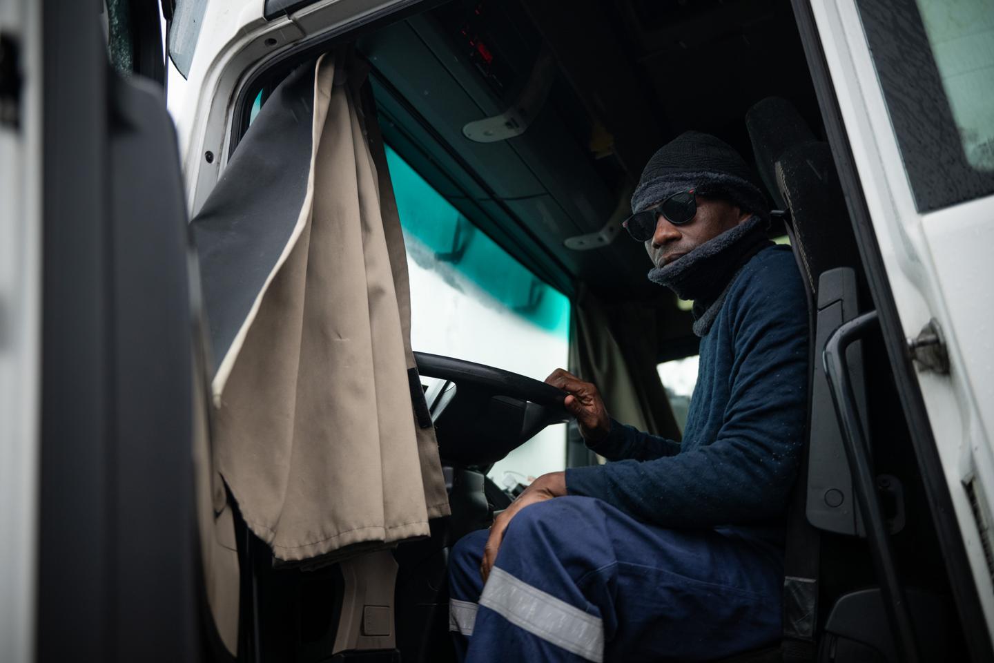 Trois routiers originaires du Zimbabwe victimes de représailles sur des aires des autoroutes françaises, après avoir dénoncé leurs conditions de travail