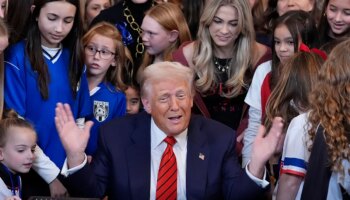 Trump firma una orden ejecutiva que prohíbe a las mujeres transgénero participar en competiciones deportivas femeninas