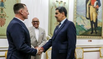 Nicolás Maduro (R) empfängt Richard Grenell (L) in Caracas