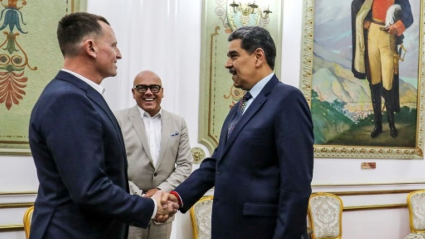 Nicolás Maduro (R) empfängt Richard Grenell (L) in Caracas