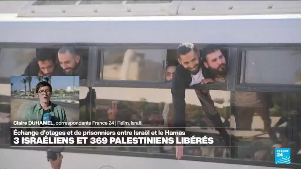 Un bus de détenus palestiniens libérés par Israël arrive à Ramallah en Cisjordanie