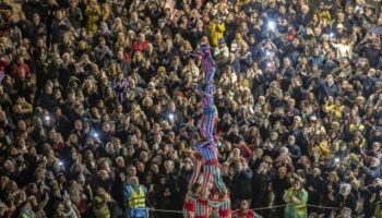 Una cuarta manifestación con menos participación recorre Valencia bajo la lluvia para reclamar la dimisión de Mazón