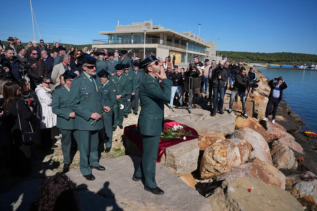 Una emotiva ofrenda floral recuerda a los dos agentes fallecidos hace un año en Barbate