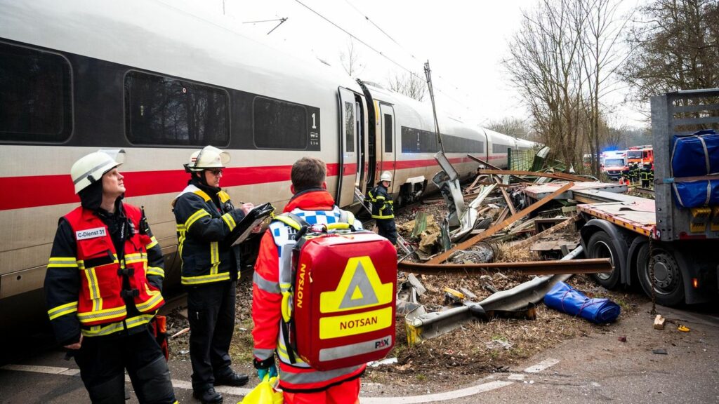 Unfall: ICE stößt in Hamburg mit Sattelzug zusammen – ein Toter