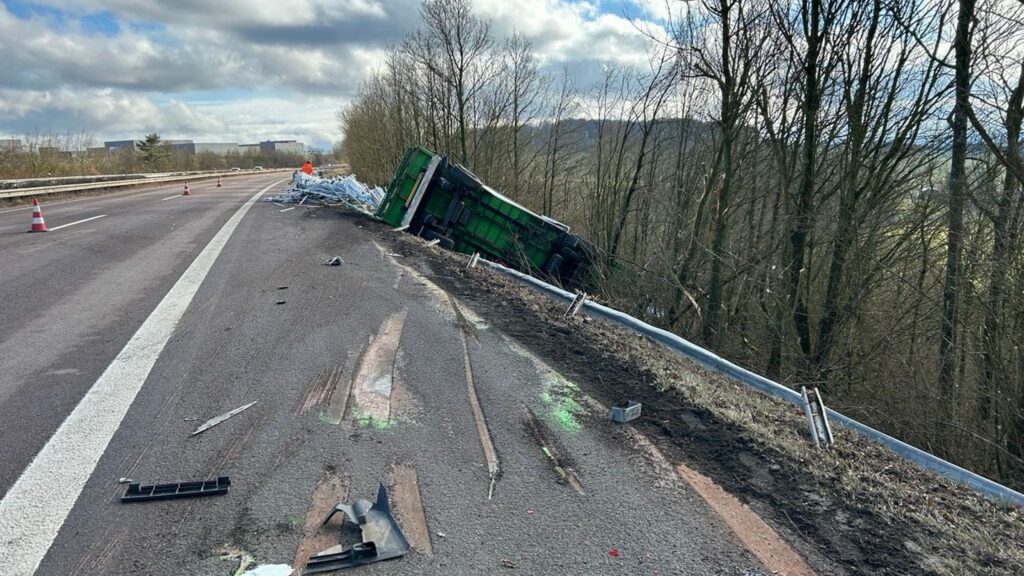 Die A8 ist für die Bergung des Lkw gesperrt. Foto: Polizeiinspektion Zweibrücken/dpa