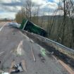 Die A8 ist für die Bergung des Lkw gesperrt. Foto: Polizeiinspektion Zweibrücken/dpa