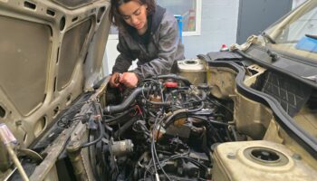 Val-de-Marne : ces apprentis mécanos réparent les véhicules de ceux qui « ne roulent pas sur l’or »