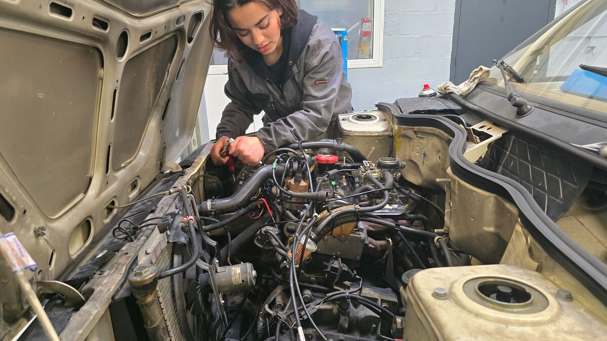 Val-de-Marne : ces apprentis mécanos réparent les véhicules de ceux qui « ne roulent pas sur l’or »