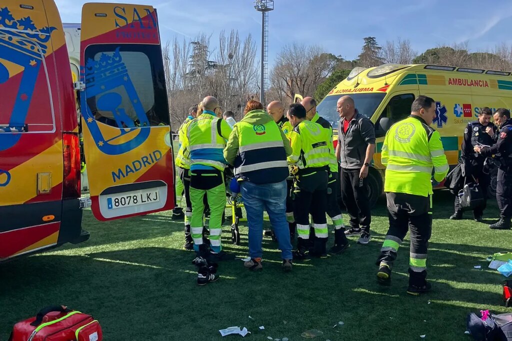 Varios futbolistas salvan la vida a un árbitro de 29 años tras sufrir una parada cardíaca en un polideportivo de Moratalaz