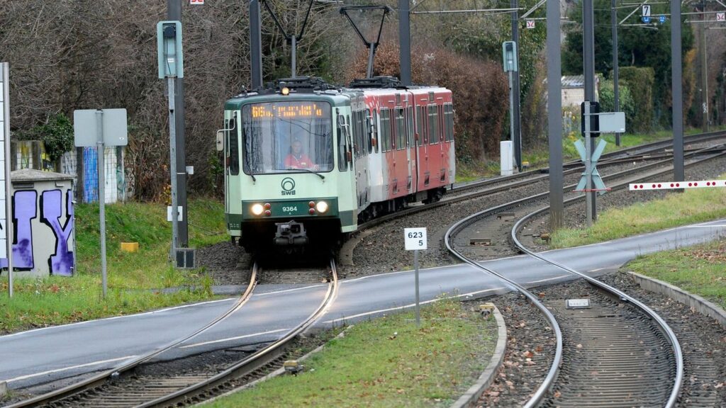 Der Unfall passierte in Höhe der Haltestelle Ollenhauerstraße. (Symbolbild) Foto: Roberto Pfeil/dpa