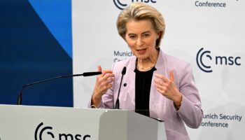 Von der Leyen propone congelar las reglas fiscales para que la UE invierta "cientos de miles de millones" en Defensa