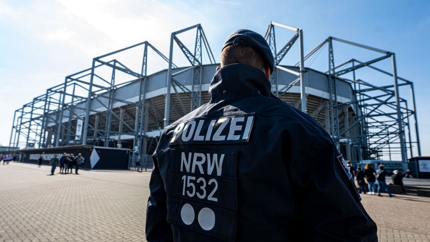 Die Polizei musste vor dem Spiel zwischen Borussia Mönchengladbach und Eintracht Frankfurt Fans bei einer Schlägerei trennen. (S