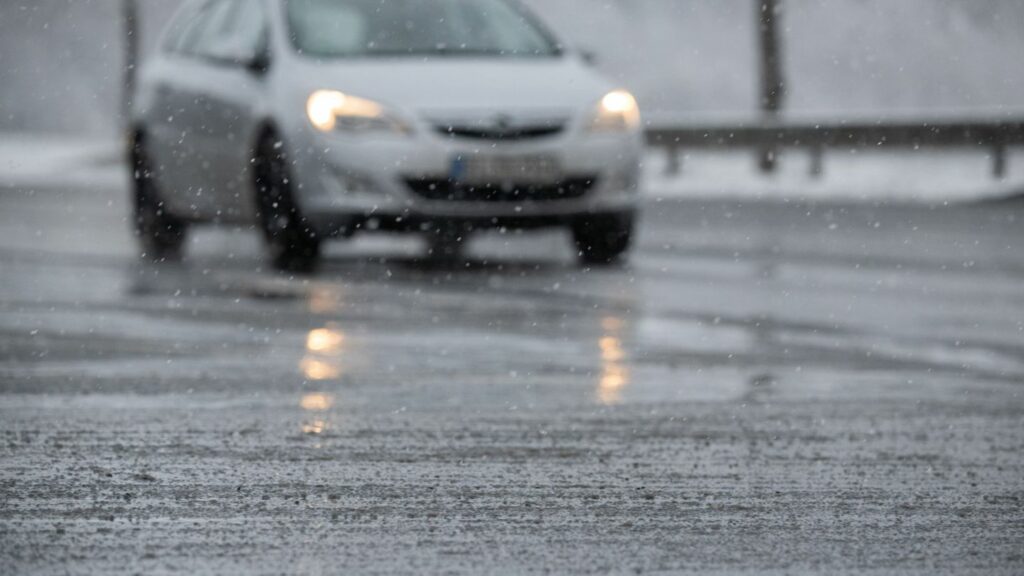 Sprühregen und Temperaturen um die Null Grad sorgen für teilweise glatte Straßen. (Archivbild) Foto: Sebastian Gollnow/dpa